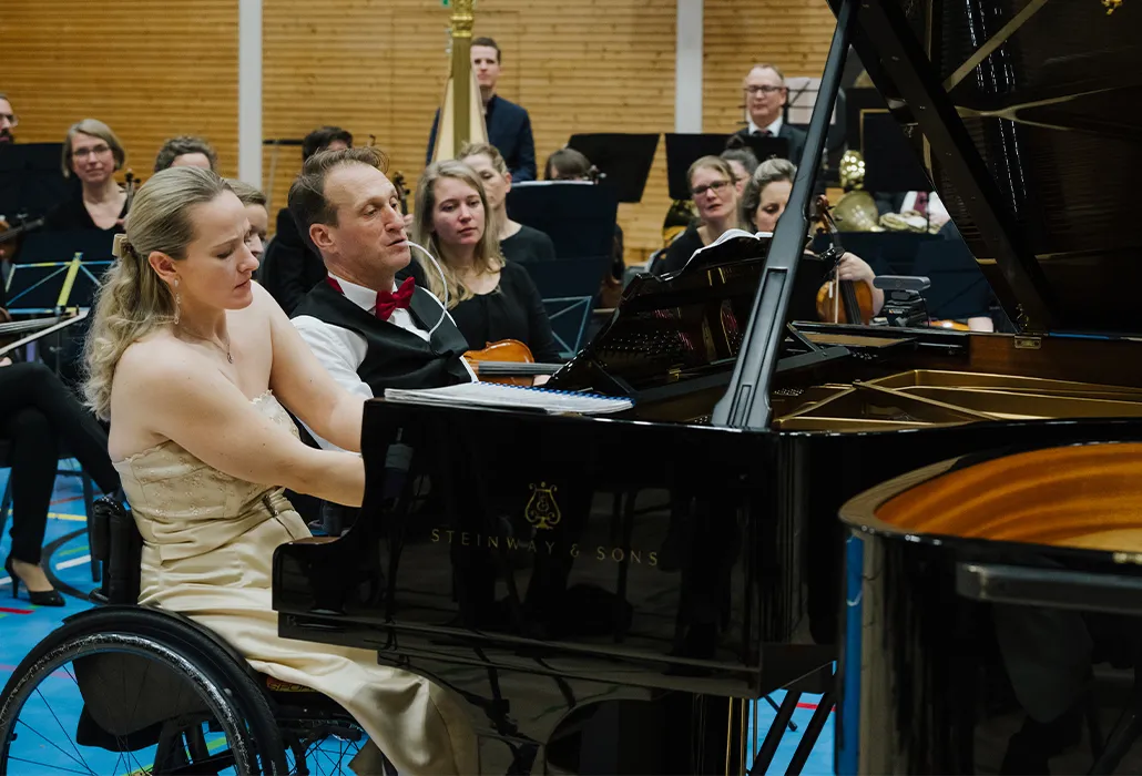 Elina Kaikova e Christian Wenk durante un concerto di beneficenza che ha avuto luogo nel 2024 nel CSP di Nottwil insieme all’orchestra sinfonica Nota Bene.